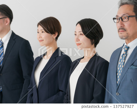同等級的商業人士 同等級的商業人士 137527927