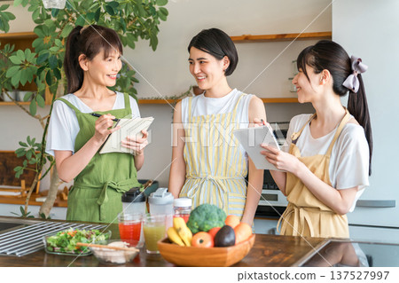 Cooking class, cooking school, cooking class, mom friends studying cooking, women (kitchen) 137527997