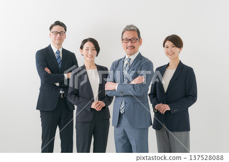 Business people on the same level Business people on the same level 137528088