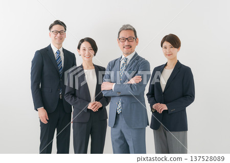 Business people on the same level Business people on the same level 137528089