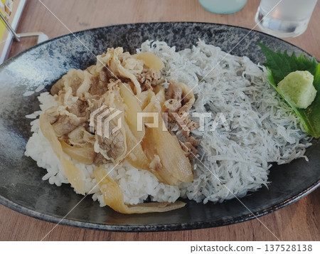 Stylish beef bowl with whitebait 137528138