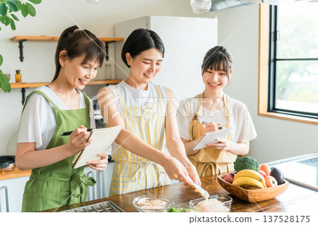 Cooking class, cooking school, cooking class, mom friends making koji dishes, women (kitchen) Cooking class, cooking school, cooking class, mom friends making koji dishes, women (kitchen) 137528175