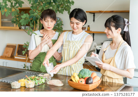烹飪課，烹飪學校，烹飪班，媽媽朋友製作麴菌菜餚，女性（廚房） 137528177