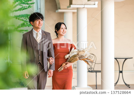 婚禮招待會、慶功宴、新郎新娘身著彩色婚紗、盛裝出席的情侶 137528664