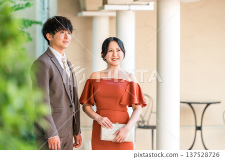 婚禮招待會、慶功宴、新郎新娘身著彩色婚紗、盛裝打扮的夫婦、富人、富人 婚禮招待會、慶功宴、新郎新娘身著彩色婚紗、盛裝打扮的夫婦、富人、富人 137528726