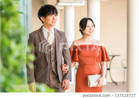 Wedding reception, after-party, bride and groom appearing in wedding color dresses, dressed up couple, wealthy, wealthy Wedding reception, after-party, bride and groom appearing in wedding color dresses, dressed up couple, wealthy, wealthy 137528727