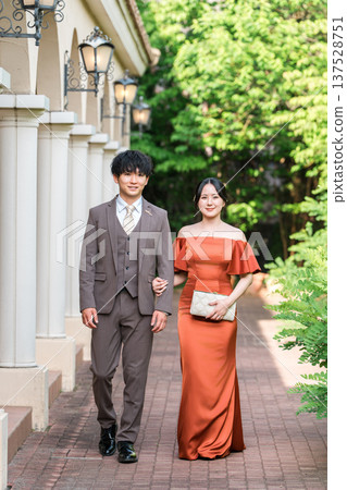 穿著色彩鮮豔的衣服穿過宮殿的夫婦,已婚夫婦,新娘和新郎,盛裝打扮的夫婦,富有,富有 穿著色彩鮮豔的衣服穿過宮殿的夫婦,已婚夫婦,新娘和新郎,盛裝打扮的夫婦,富有,富有 137528751
