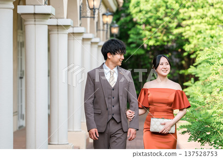 穿著色彩鮮豔的衣服穿過宮殿的夫婦，已婚夫婦，新娘和新郎，盛裝打扮的夫婦，富有，富有 137528753