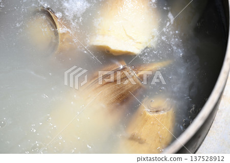 Scenery of boiling bamboo shoots 137528912