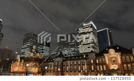 東京車站和丸之內夜景 137528950