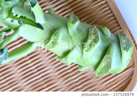 新鮮採摘的西蘭花莖 新鮮採摘的西蘭花莖 137528979