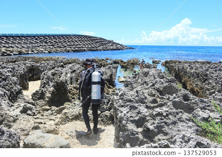 Diving at the Kenting water outlet 137529053