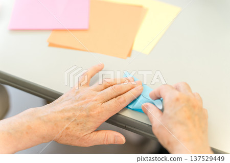 老年人手摺摺紙 137529449