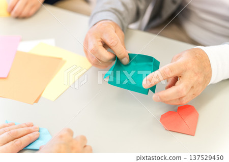 老年人手摺摺紙 137529450