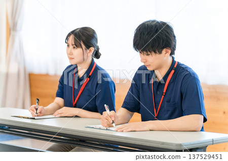 護理員及護理管理助理的訓練（學習小組、會議） 137529451