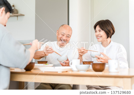 兒子回家，茶，老夫婦用餐 137529680