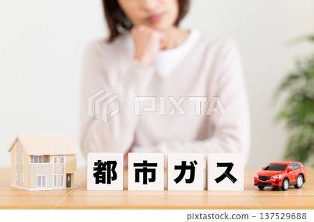 一位中年婦女擔心城市瓦斯堵塞 137529688