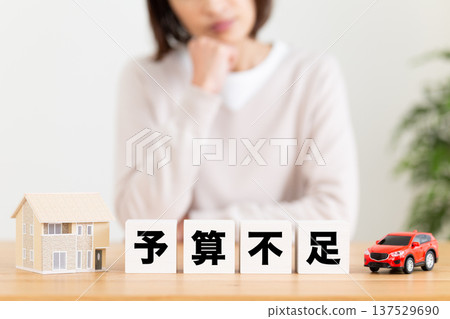 一位中年婦女正為預算短缺而苦惱 137529690