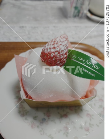 盤子裡的草莓蛋糕 137529702