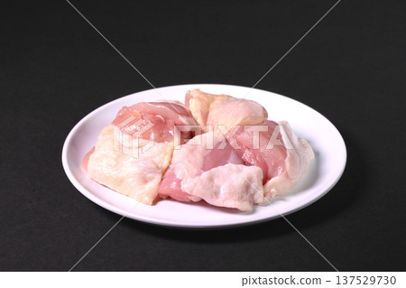 盤子裡的一塊雞腿肉 137529730
