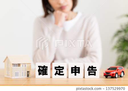 一位中年婦女擔心報稅被拒 137529970