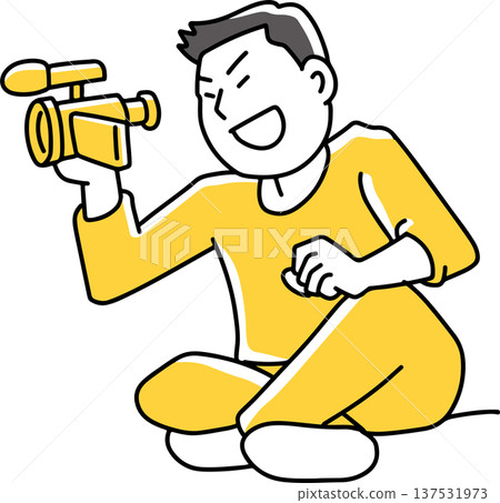 男子正在觀看攝影機預覽 137531973