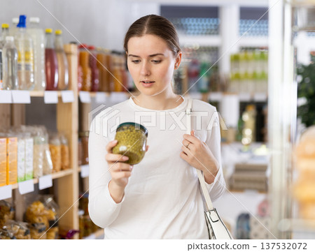 customer chooses peas in a store 137532072