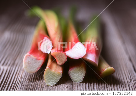 Minimal composition of fresh rhubarb stalks 137532142