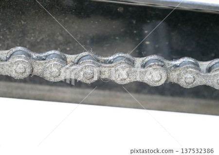 沾滿泥土的金屬自行車鏈條 137532386