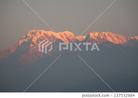 晨曦將喜馬拉雅山脈的皚皚雪峰染成橘色。 137532984