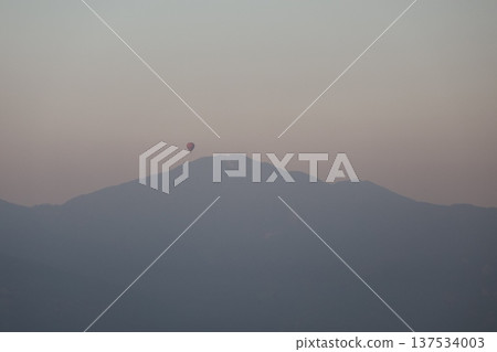 尼泊爾博卡拉,清晨的天空中,一架熱氣球翱翔,遠處山脈勾勒出迷人的輪廓。 尼泊爾博卡拉,清晨的天空中,一架熱氣球翱翔,遠處山脈勾勒出迷人的輪廓。 137534003