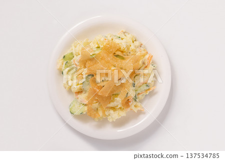 馬鈴薯沙拉配炸春捲皮 137534785