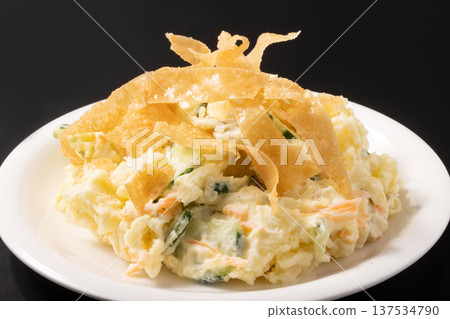 馬鈴薯沙拉和炸春捲皮 137534790