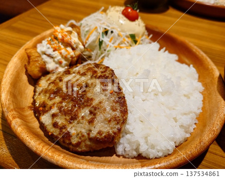 Tartar Zangi & Hamburger Dish 137534861