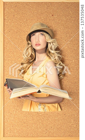 神秘的女性藝術作品，背景是軟木板 137535048