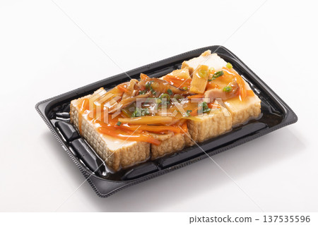 炸豆腐配竹筍,淋上濃稠醬汁 炸豆腐配竹筍,淋上濃稠醬汁 137535596
