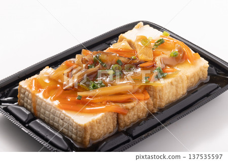 炸豆腐配竹筍,淋上濃稠醬汁 炸豆腐配竹筍,淋上濃稠醬汁 137535597