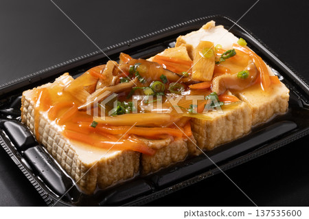 Deep-fried tofu with bamboo shoots in thick sauce 137535600