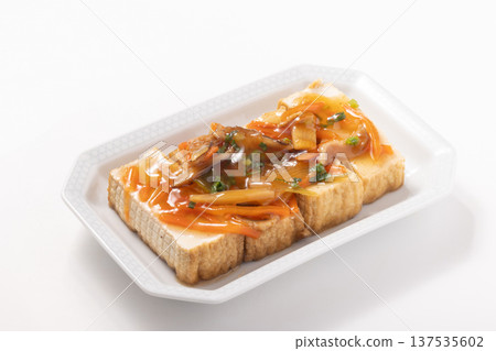 炸豆腐配竹筍，淋上濃稠醬汁 137535602