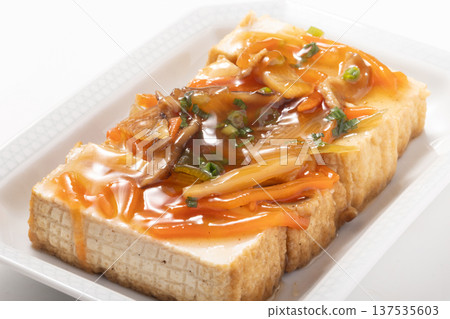 炸豆腐配竹筍,淋上濃稠醬汁 炸豆腐配竹筍,淋上濃稠醬汁 137535603