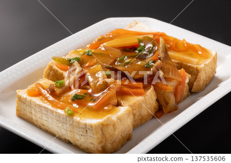 Deep-fried tofu with bamboo shoots in thick sauce 137535606