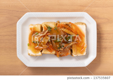 炸豆腐配竹筍，淋上濃稠醬汁 137535607