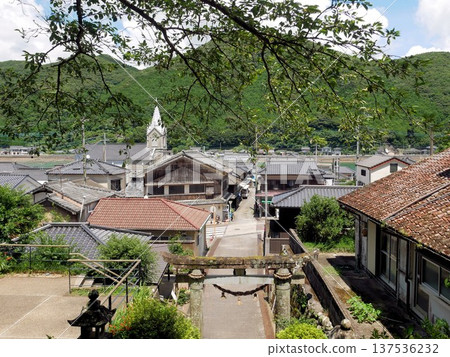 從崎津丹神社看到崎津市街景和崎津大教堂（熊本縣天草市） 137536232