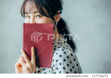 A young lady with a notebook 137536255