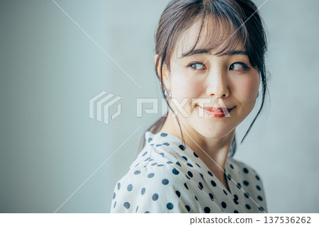 有筆記本的一位小姐 137536262