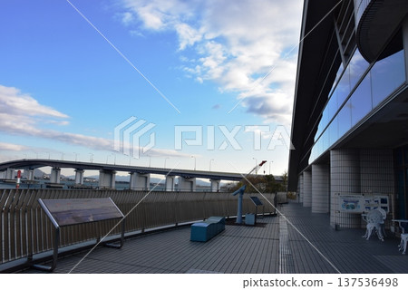 從大津市琵琶湖大橋米廣場路邊站的觀景台欣賞美景 從大津市琵琶湖大橋米廣場路邊站的觀景台欣賞美景 137536498