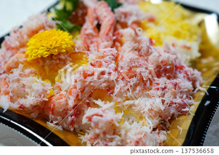 日本料理：蟹肉散壽司佐蛋絲和鮭魚籽 137536658