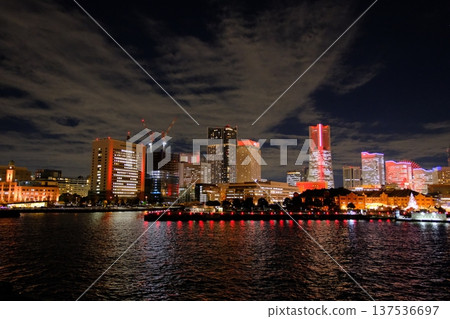 從神奈川縣大棧橋碼頭眺望橫濱港的夜景 從神奈川縣大棧橋碼頭眺望橫濱港的夜景 137536697