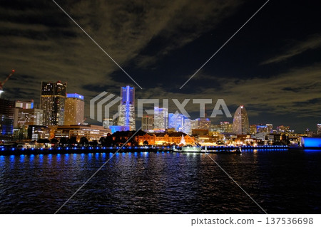 從神奈川縣大棧橋碼頭眺望橫濱港的夜景 從神奈川縣大棧橋碼頭眺望橫濱港的夜景 137536698