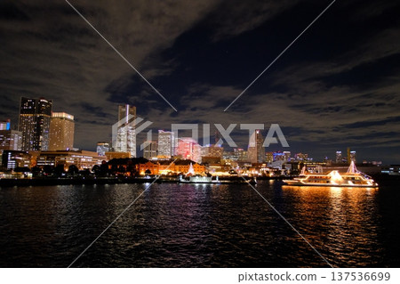 從神奈川縣大棧橋碼頭眺望橫濱港的夜景 從神奈川縣大棧橋碼頭眺望橫濱港的夜景 137536699